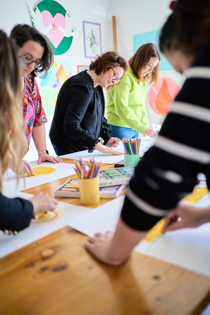 Plusieurs participantes lors d'un atelier d'art thérapie évolutive, en train de dessiner leur ressentis.